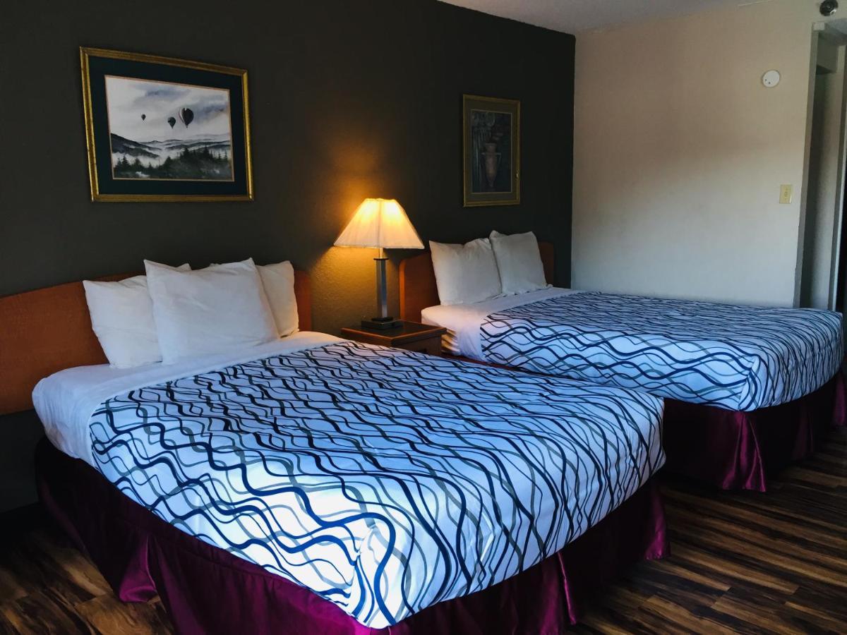 Bear Mount Inn & Suites Pigeon Forge Bagian luar foto