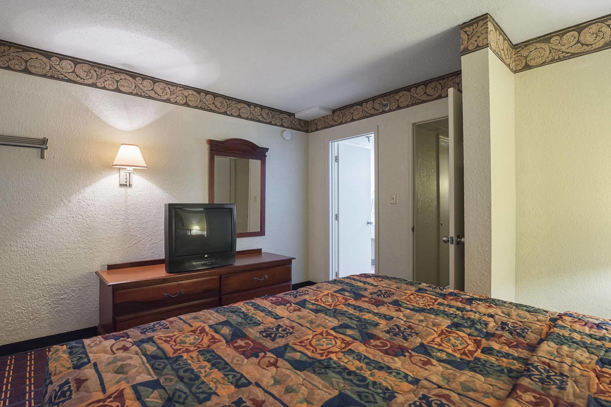 Bear Mount Inn & Suites Pigeon Forge Bagian luar foto